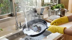 Arsurile vor dispărea de pe tigaie în doar câteva minute: un truc simplu pentru un luciu perfect